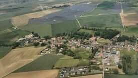 Vue d'avion sur la centrale photovoltaïque et le village de Séranvillers-Forenville